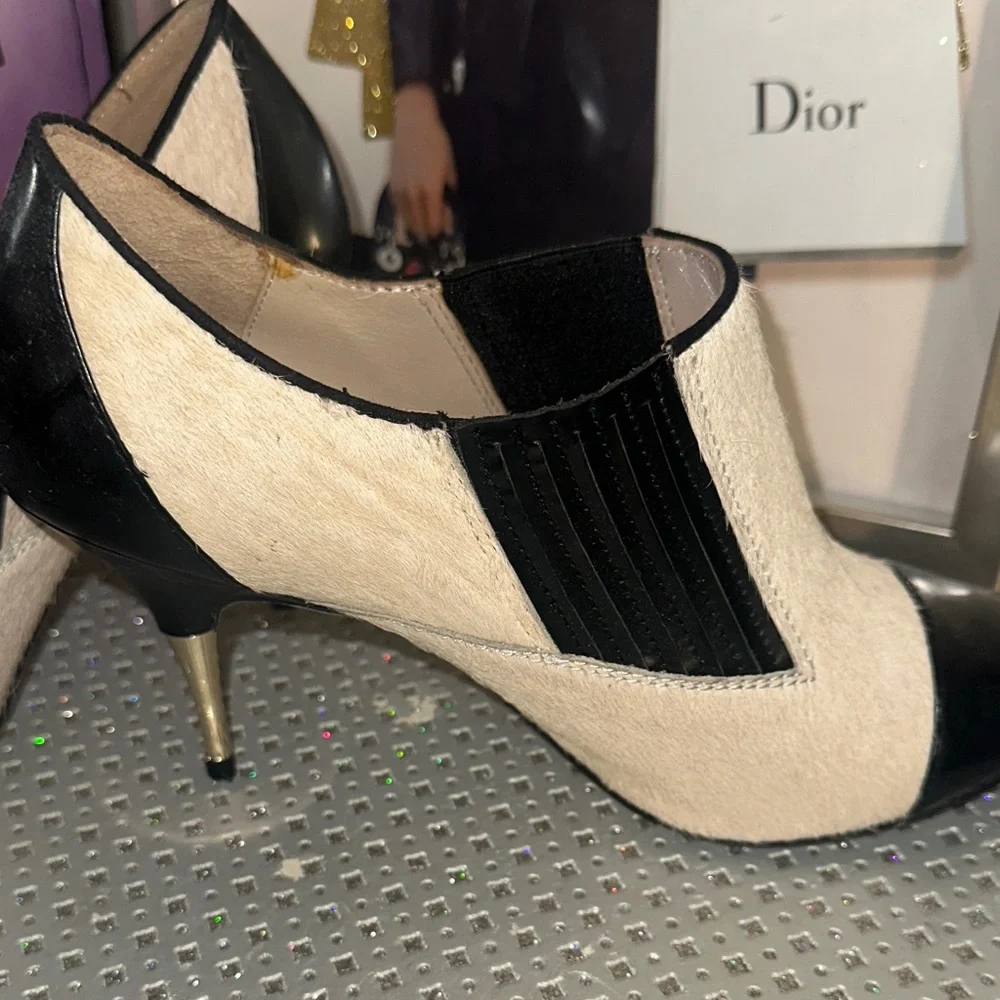 Karen Millen Black and Cream Hair Calf Pumps